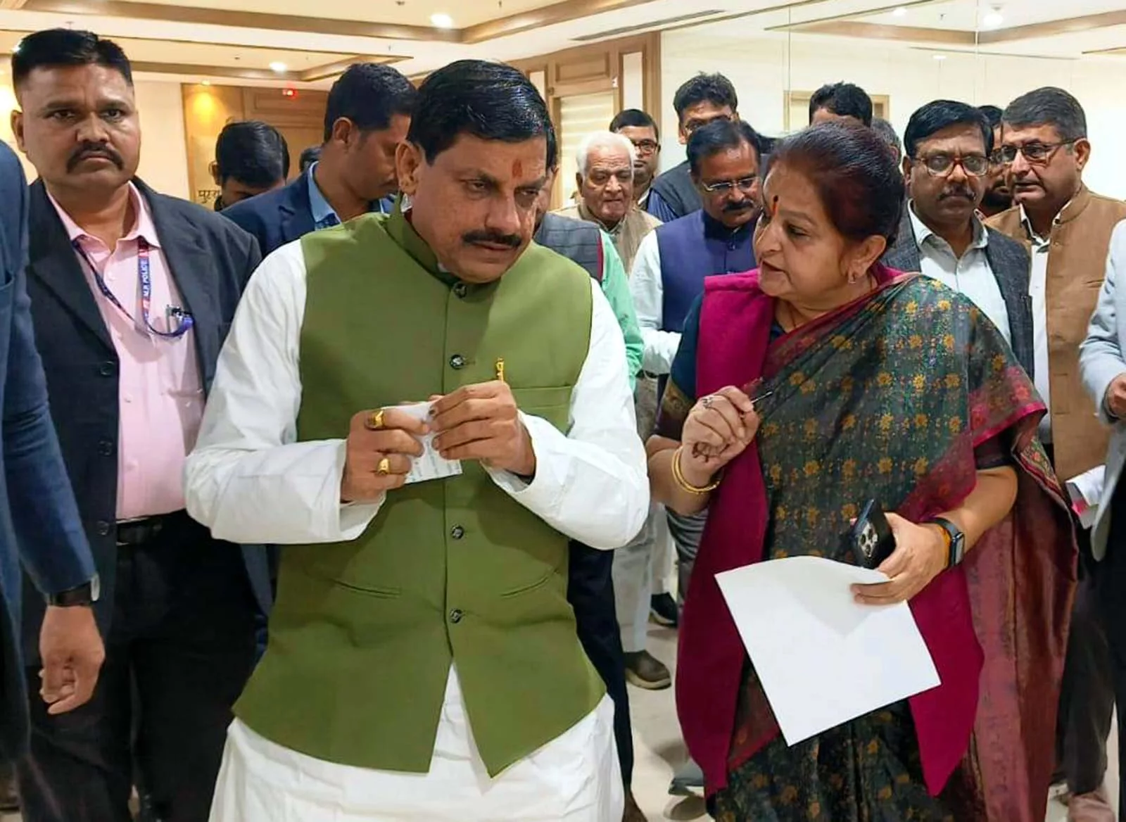 बुरहानपुर विधायक श्रीमती अर्चना दीदी ने मध्य प्रदेश के मुख्यमंत्री डॉ.मोहन यादव, मंत्री नारायण सिंह कुशवाह से मुलाकात करके उद्यानिकी फसलों एवं केला फसल को मौसम आधारित फसल बीमा योजना में शामिल करने की मांग रखी | New India Times