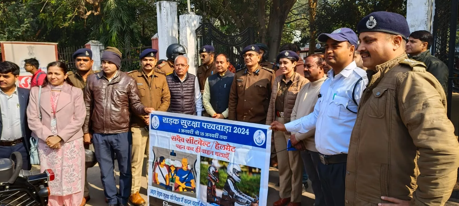 हर बार की तरह सड़क यातायात सुरक्षा के अंतर्गत एस पी राजेश सिंह चंदेल व यातायात पुलिस के साथ नगर निगम के यातायात (मंत्री) प्रभारी माठू यादव ने रैली निकाल कर यातायात नियमों के पालन की अपील की | New India Times