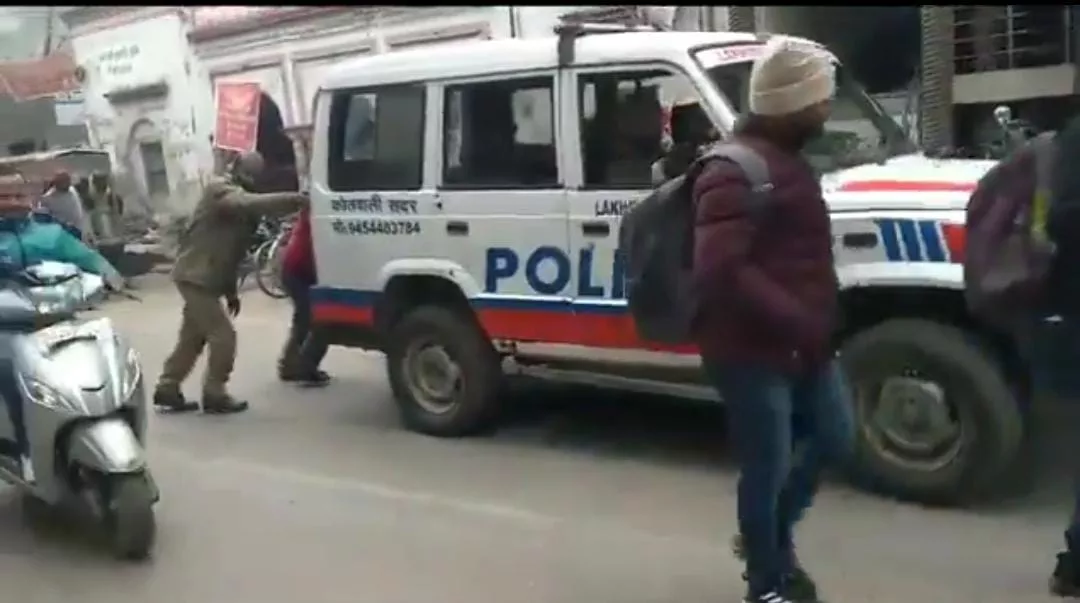 जोर लगा के धक्का मार! ऐसे कैसे पकड़ में आएंगे अपराधी, धक्का मारने के बाद चलती गश्ती गाड़ी, पुलिसकर्मियों के धक्के से चल रही कोतवाली सदर की जीप, वीडियो वायरल | New India Times