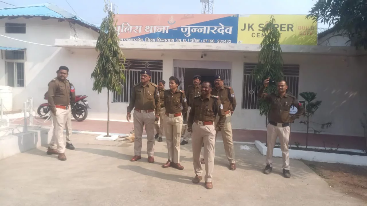 तेज़ रफ़्तार बस का कहर: न्यायालय में काम करने वाले पुलिसकर्मी के बस में सवार होने से पहले ही बस भगा देने से पुलिस कर्मी हुआ घायल | New India Times
