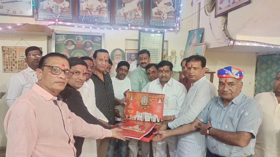 गुरु जयंत समाधिभूमि भांडवपुर महातीर्थ की आमंत्रण पत्रिका की समाजजनों द्वारा अक्षत, पुष्प से वधाकर की अगवानी | New India Times