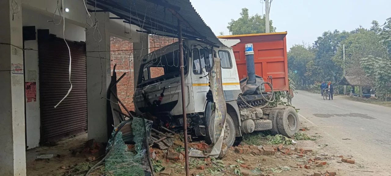 तेज़ रफ़्तार अनियंत्रित ट्रक घर में जा घुसा, बाल-बाल बचे लोग | New India Times