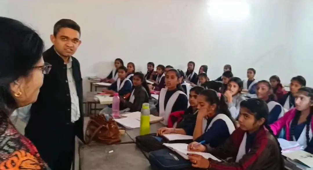 बोर्ड परीक्षा के डर को भगाने के लिए कलेक्टर प्रियंक मिश्रा ने दिए बच्चों को सफलता के टिप्स | New India Times