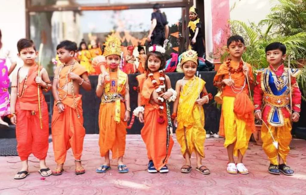 राम, लक्ष्मण, भरत, शत्रुघ्न एवं हनुमान जी की वेशभूषा में आए सैकड़ों बच्चों ने सफाई फाइटर एवं भगत समाज के साथ मिलकर किया आमंत्रण पत्र का विमोचन | New India Times