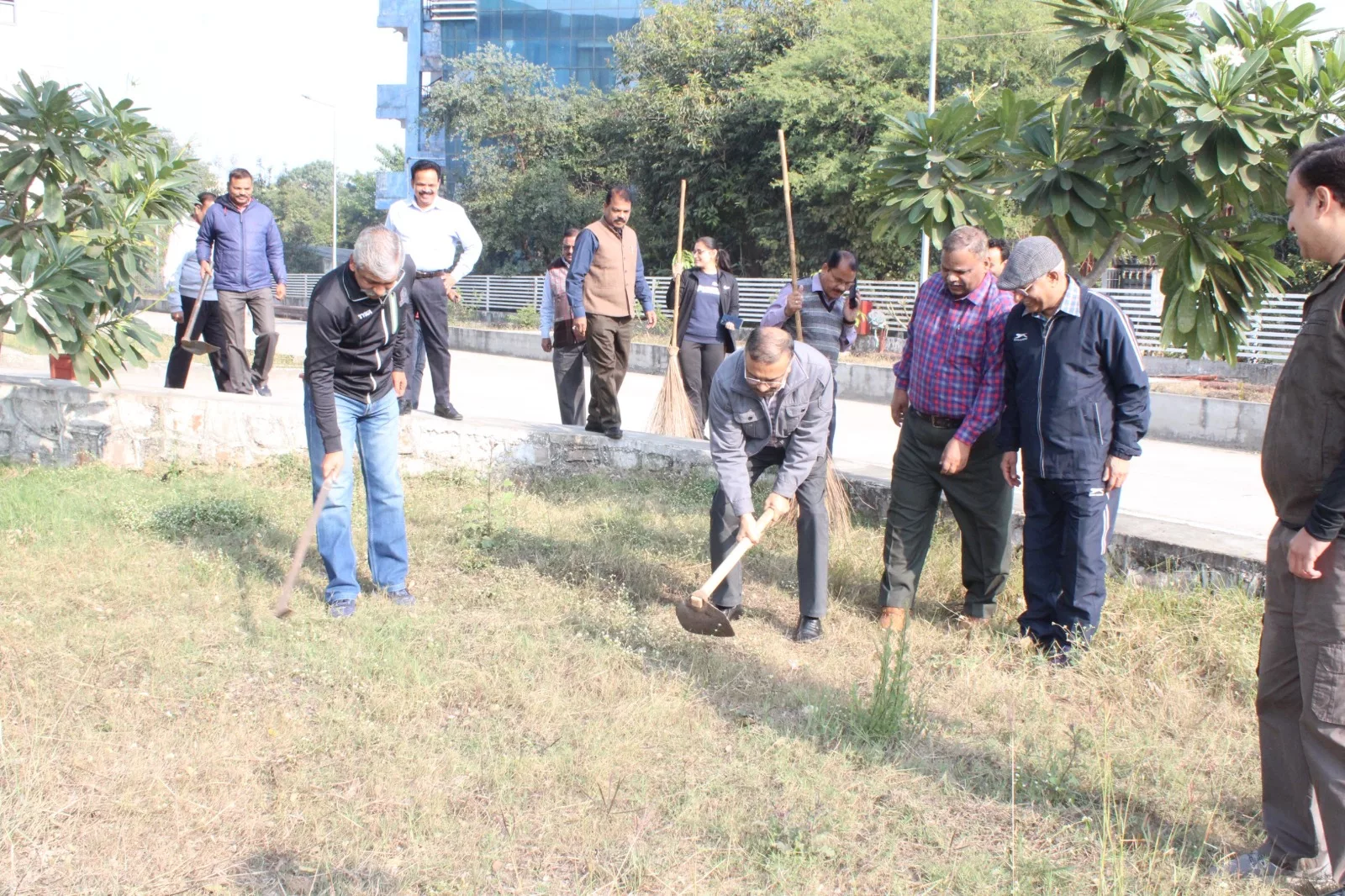 पुलिस दूरसंचार मुख्यालय में पुलिस अधिकारी एवं कर्मचारियों द्वारा श्रमदान कर की गई साफ सफाई | New India Times