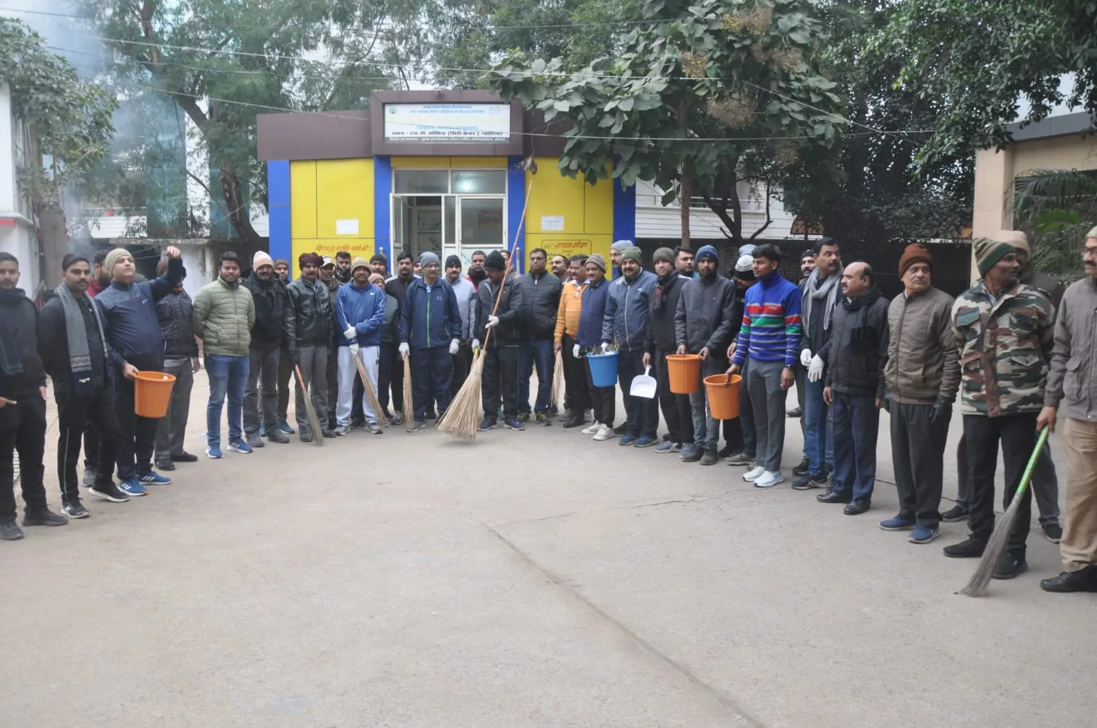 ग्वालियर जिले में पुलिस अधिकारियों ने जवानों के साथ मिलकर थानों व कार्यालयों में चलाया सफाई अभियान | New India Times