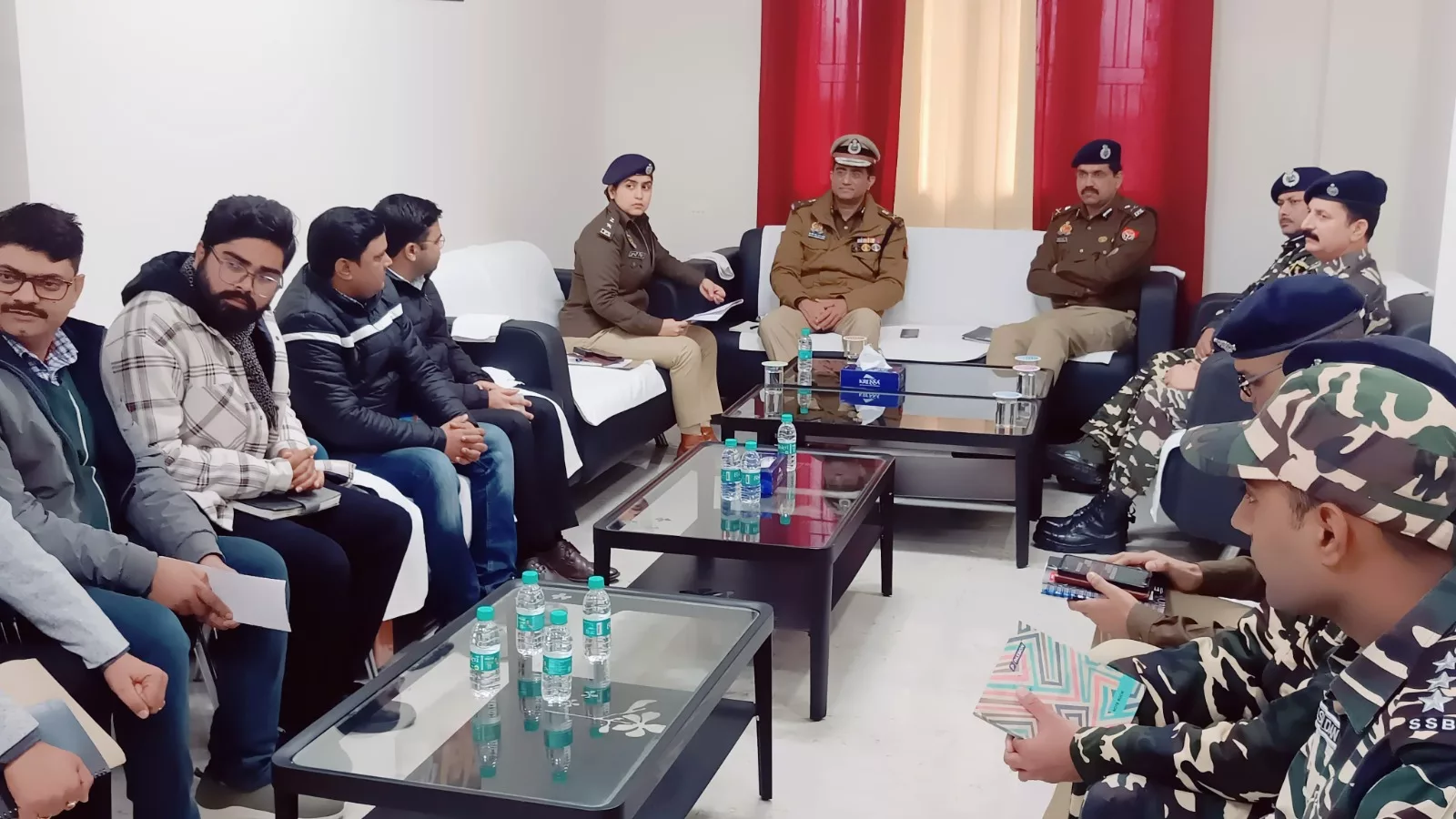 अपर पुलिस महानिदेशक गोरखपुर जोन, गोरखपुर की अध्यक्षता में पुलिस महानिरीक्षक बस्ती परिक्षेत्र बस्ती, जिलाधिकारी ने भारत- नेपाल सीमा के आसपास गांवों में भ्रमण कर किया गोष्ठी का आयोजन | New India Times