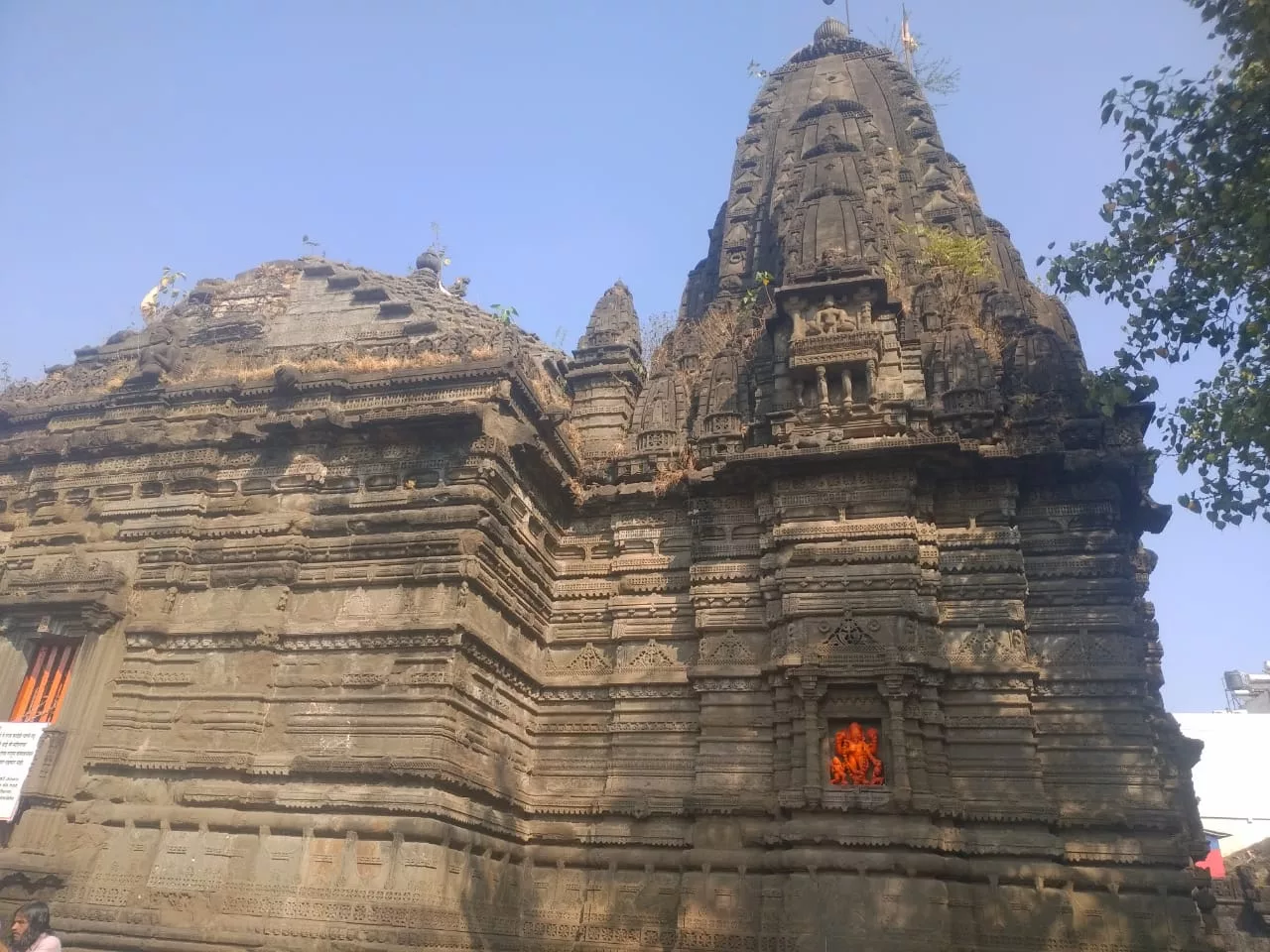 गोदा घाट पर गंदगी का अंबार, ढहने की कगार पर है टीले पर बसे मकान, भैरव बाबा मंदिर के नवीनिकरण की मांग | New India Times
