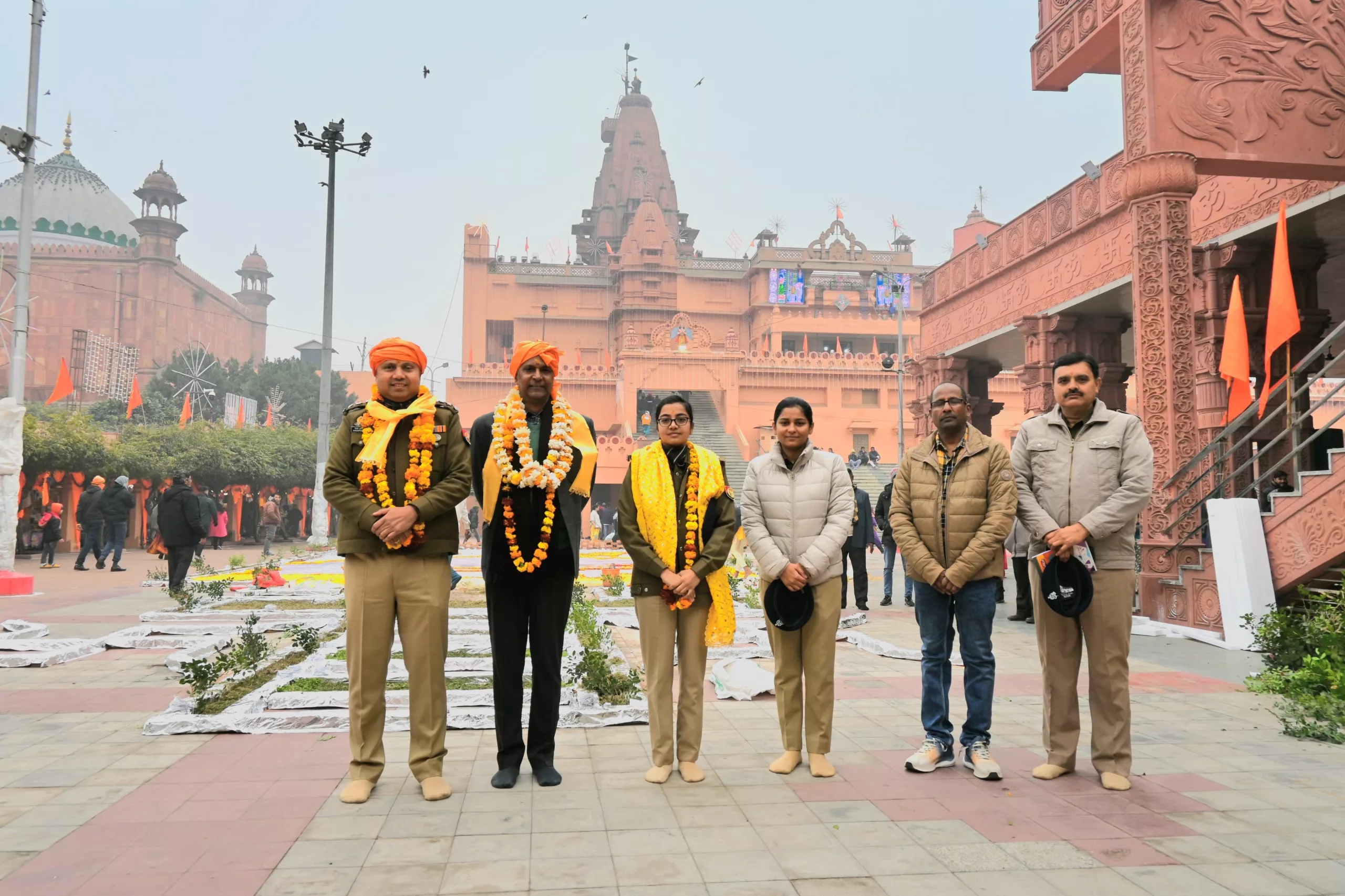 जिलाधिकारी तथा वरिष्ठ पुलिस अधीक्षक ने प्रसिद्ध श्रीकृष्ण जन्मभूमि तथा श्री बांके बिहारी जी मंदिर में पूजा अर्चना कर अयोध्या से प्रसारित भगवान श्री राम जी के प्राण प्रतिष्ठा कार्यक्रम को एलईडी के माध्यम से देखा | New India Times