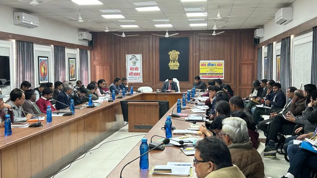 जिला कलेक्टर ने ली साप्ताहिक समीक्षा बैठक, बैठक में जिला कलेक्टर ने अधिकारियों को सम्पर्क पोर्टल पर लंबित प्रकरणों को समयबद्ध तरीके से निस्तारित करने के दिए दिशा-निर्देश | New India Times