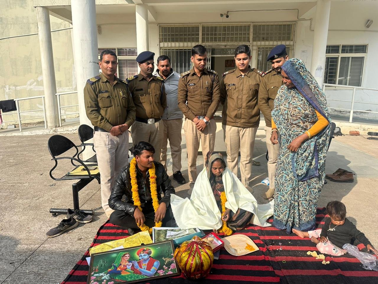 थाना प्रभारी व एसडीओपी के प्रयास से पति-पत्नी हुए एक, पुलिस ने भाई बनकर करी गोद भराई, गर्भवती पत्नी की पति ने लात घूसों से की थी पिटाई, उटीला थाना में हुई थी एफआईआर दर्ज | New India Times