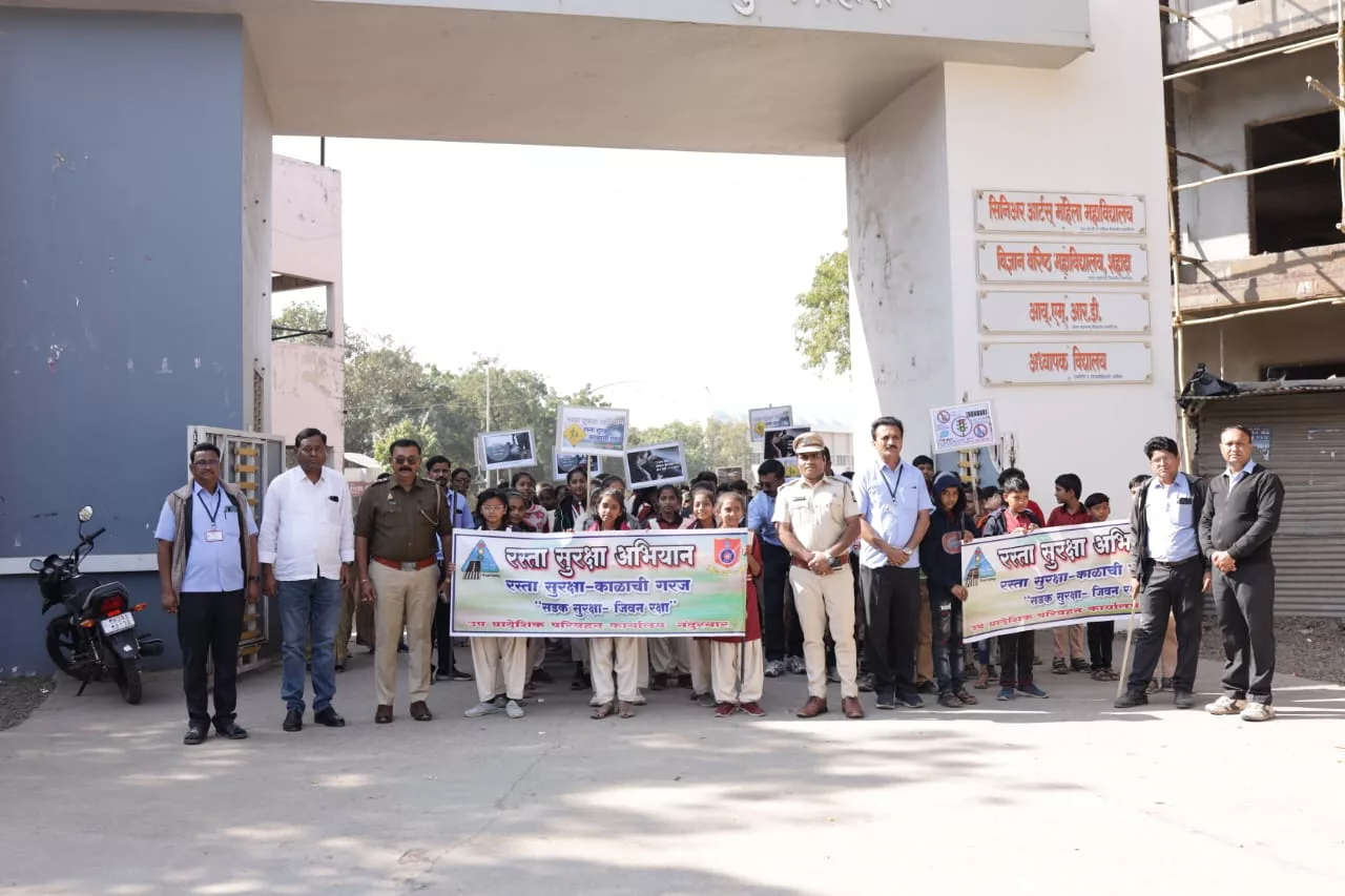 शेठ वी के शाह विद्यामंदिर तथा नंदुरबार उप प्रादेशिक परिवहन विभाग के संयुक्त तत्वावधान में विभिन्न विद्यालयों से आए छात्र- छात्राओं को दी गई सड़क सुरक्षा नियमों की जानकारी | New India Times