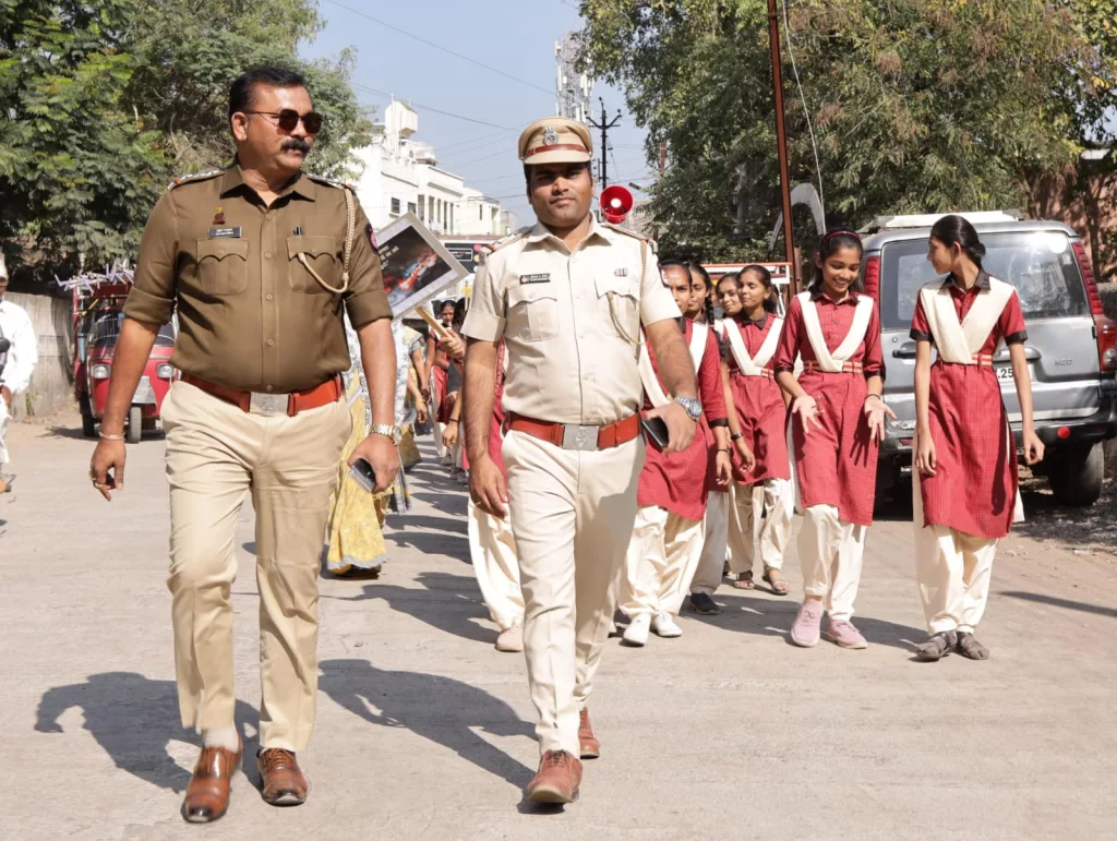 शेठ वी के शाह विद्यामंदिर तथा नंदुरबार उप प्रादेशिक परिवहन विभाग के संयुक्त तत्वावधान में विभिन्न विद्यालयों से आए छात्र- छात्राओं को दी गई सड़क सुरक्षा नियमों की जानकारी | New India Times