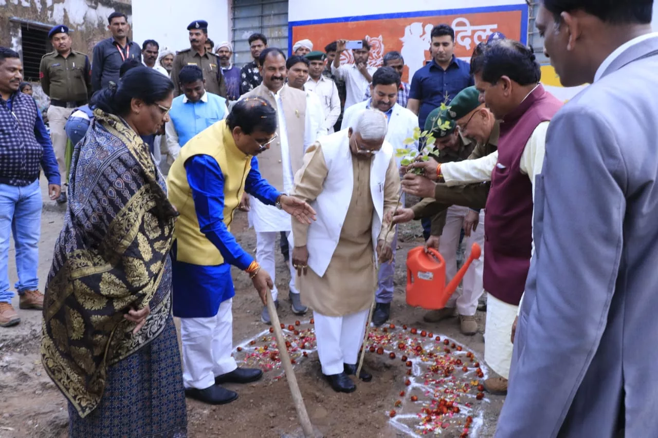 शिव मंदिर देवझिरी में राज्यपाल श्री मंगू भाई पटेल ने दर्शन कर की पूजा अर्चना | New India Times