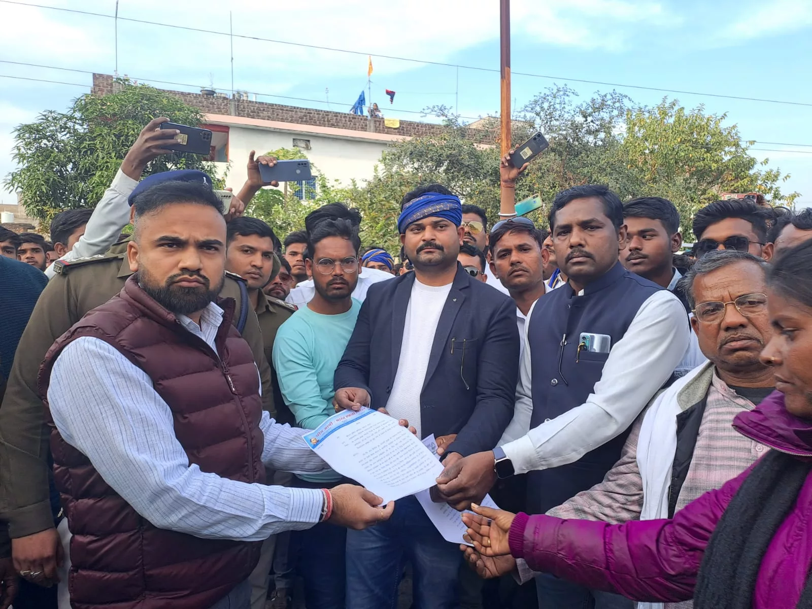 गणतंत्र दिवस पर हुआ विवाद थमने का नहीं ले रहा नाम, भीम आर्मी ने सौंपा ज्ञापन | New India Times