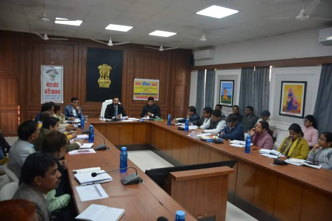 सम्पर्क पोर्टल पर दर्ज लम्बित शिकायतों का त्वरित निस्तारण करें: जिला कलेक्टर | New India Times