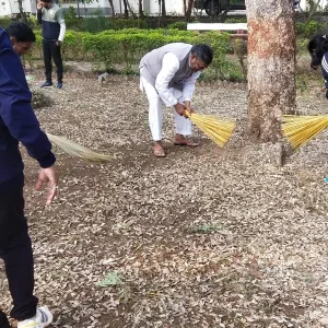 कलेक्टर कार्यालय परिसर में चलाया गया सफाई अभियान 3 कलेक्टर कार्यालय परिसर में चलाया गया सफाई अभियान | New India Times