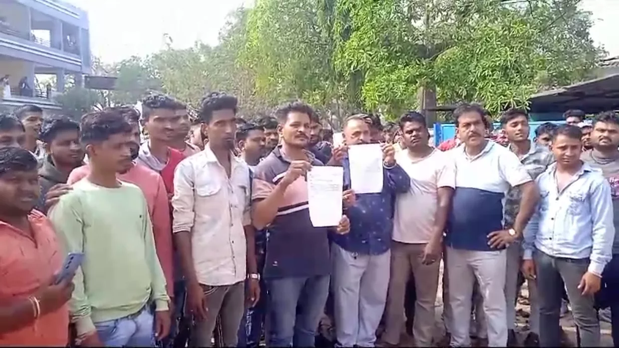 ड्राइवर यूनियन ने रोड के किनारे गाड़ियां खड़ी कर की हड़ताल | New India Times