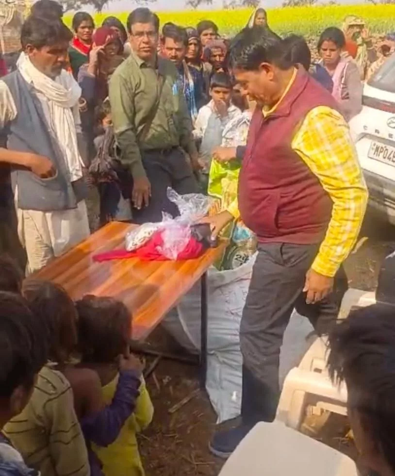 शीतलहर में किया गया गर्म कपड़ा और कंबल का वितरण | New India Times