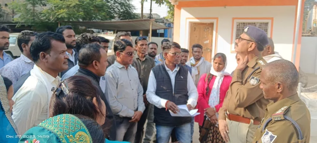 पंचायत के खिलाफ फर्जी सीएम हेल्पलाइन में शिकायत कर पैसा ऐंठने वाले फर्ज़ी पत्रकारों पर नामजद शिकायत करने पहुंचे म.प्र सरपंच संगठन के पदाधिकारी | New India Times