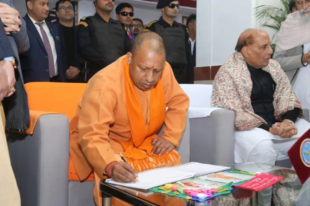 रक्षा मंत्री श्री राजनाथ सिंह एवं मुख्यमंत्री श्री योगी आदित्यनाथ ने वात्सल्य ग्राम वृन्दावन में नवनिर्मित संविद् गुरूकुलम् बालिका सैनिक विद्यालय का फीता काटकर किया उद्घाटन | New India Times