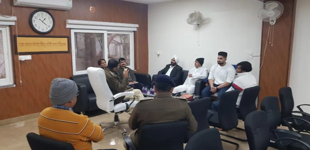 केन्द्र सरकार द्वारा वाहन चालकों के लिये बने नये कानून के संबंध में ट्रान्सपोर्ट एसोसिएशन के पदाधिकारियों की एसपी ग्वालियर ने ली बैठक | New India Times