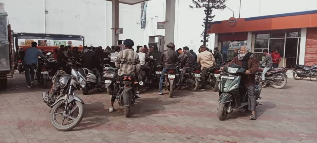 शहर के पेट्रोल पंप पर तेल भरवाने को लेकर मची अफरा-तफरी | New India Times