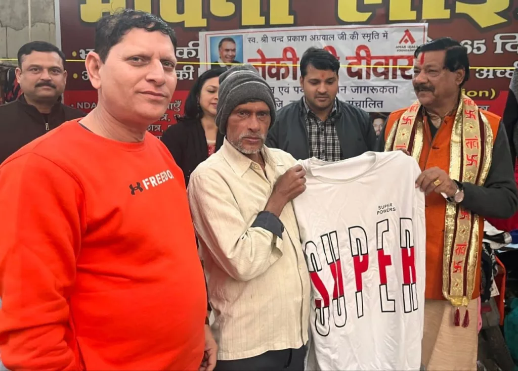 कड़ाके की ठंड में पिछले पांच सालों से ब्रज यातायात एवं पर्यावरण समिति नेकी की दीवार के माध्यम से कर रही है सराहनीय कार्य | New India Times