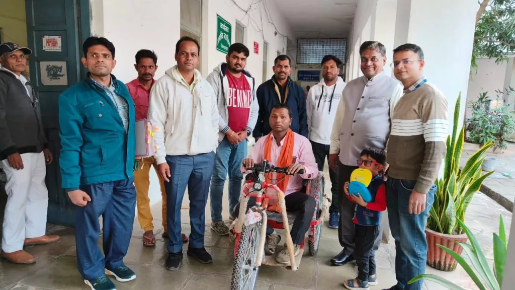 योजना अन्तर्गत बैट्री वाली ट्राइसिकल मिलने पर मुकेश ने मुख्यमंत्री को दिया धन्यवाद | New India Times
