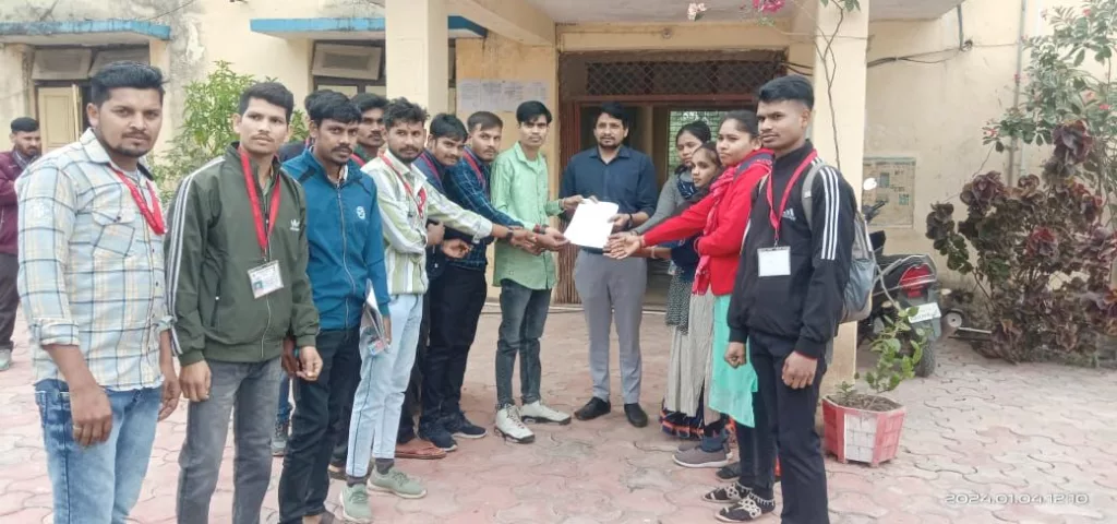 स्थाई रोज़गार की मांग को लेकर जनसेवा मित्रों ने मुख्यमंत्री के नाम सौंपा ज्ञापन | New India Times