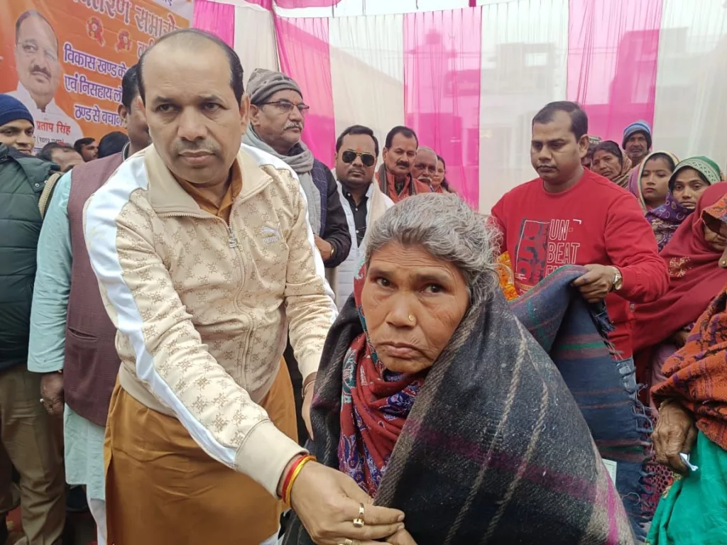 गरीबों को ठंड से बचाने के लिए पूर्व विधायक राकेश सिंह ने बांटे कंबल 2 गरीबों को ठंड से बचाने के लिए पूर्व विधायक राकेश सिंह ने बांटे कंबल | New India Times