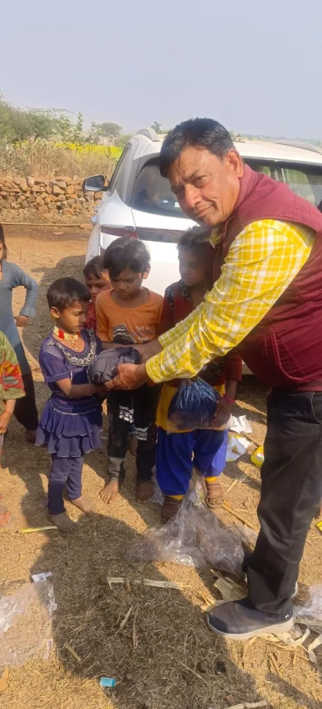 शीतलहर में किया गया गर्म कपड़ा और कंबल का वितरण | New India Times