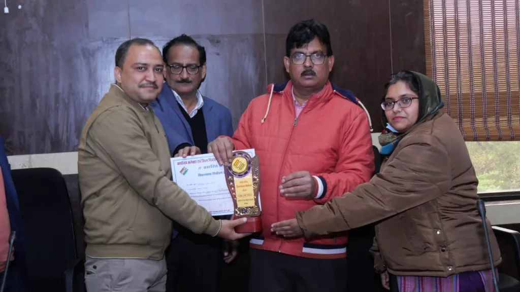 विधानसभा आम चुनाव में उत्कृष्ट योगदान देने वाले 78 शासकीय सेवक सम्मानित 2 विधानसभा आम चुनाव में उत्कृष्ट योगदान देने वाले 78 शासकीय सेवक सम्मानित | New India Times