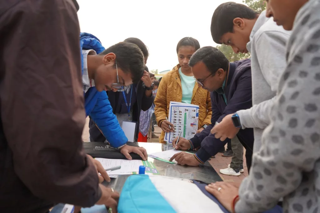 मेक्रो विज़न एकेडमी बुरहानपुर में प्रवेश हेतु देशभर से आए हज़ारों अभिभावक | New India Times