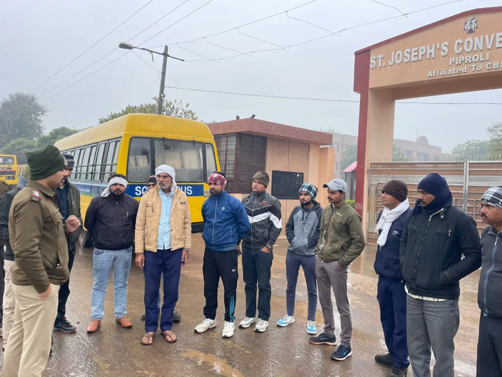 यातायात पुलिस ग्वालियर द्वारा स्कूली बस ऑटो/वेन को किया गया चेक एवं बिना हेलमेट के दो पहिया वाहन चालकों एवं बिना सीट बेल्ट के चार पहिया वाहन चालकों पर की चालानी कार्यवाही | New India Times