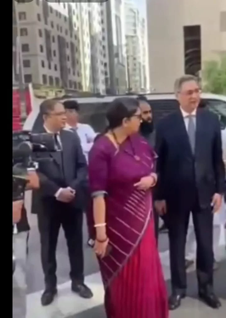 8 जनवरी 2024 को विदेश राज्य मंत्री वी. मुरलीधरन के साथ केंद्रीय मंत्री स्मृति ईरानी ने सऊदी अरब के मदीना शहर का किया दौरा | New India Times
