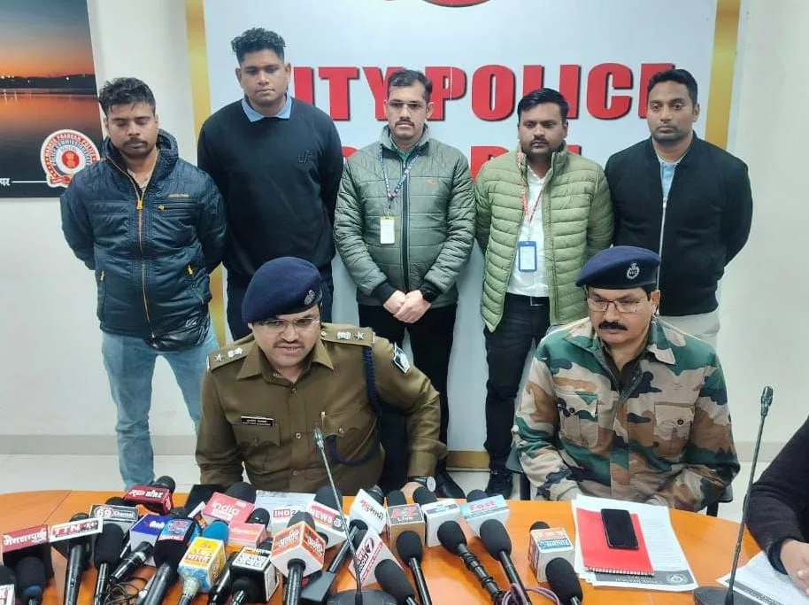 आईसीआईसीआई बैंक में नकली सोना गिरवी रख 4 करोड़ 63 लाख रूपये की धोखाधड़ी करने वाले चार बैंक अधिकारियों, तीन सुनारों सहित सत्रह आरोपियों के खिलाफ क्राईम ब्रांच में दर्ज हुई है एफआईआर, चार आरोपी गिरफ्तार | New India Times