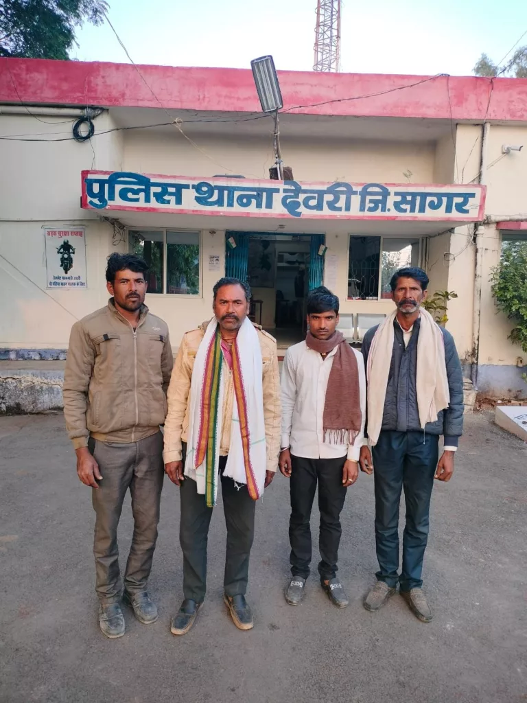 रहली के होंडा एजेन्सी संचालक भूपेन्द्र पड़रिया द्वारा मोटरसाइकिल की कीमत चार गुना बसूसने के खिलाफ थाने पहुंचे पीड़ित लोग | New India Times