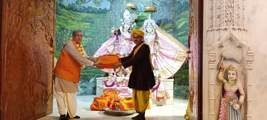 दीनदयाल धाम की केशव धूपबत्तियों का श्री कृष्ण जन्मभूमि मंदिर में हुआ पूजन 2 दीनदयाल धाम की केशव धूपबत्तियों का श्री कृष्ण जन्मभूमि मंदिर में हुआ पूजन | New India Times