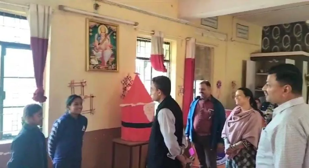 बोर्ड परीक्षा के डर को भगाने के लिए कलेक्टर प्रियंक मिश्रा ने दिए बच्चों को सफलता के टिप्स | New India Times