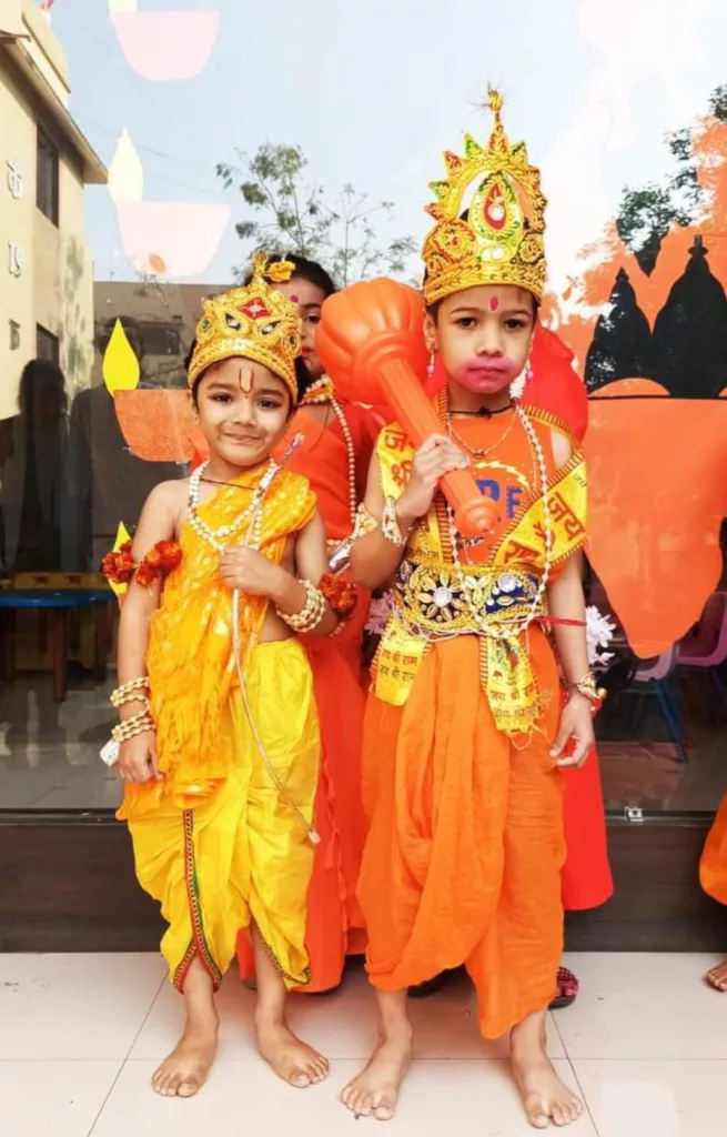 राम, लक्ष्मण, भरत, शत्रुघ्न एवं हनुमान जी की वेशभूषा में आए सैकड़ों बच्चों ने सफाई फाइटर एवं भगत समाज के साथ मिलकर किया आमंत्रण पत्र का विमोचन | New India Times
