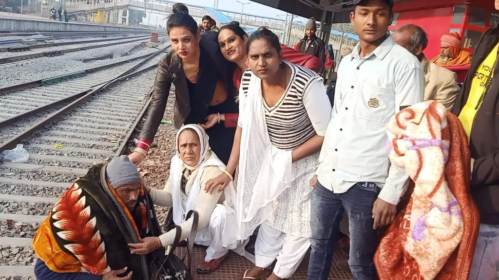 पूर्व पार्षद शोभा बाई ने ज़रूरतमंदों को बांटे कंबल 2 पूर्व पार्षद शोभा बाई ने ज़रूरतमंदों को बांटे कंबल | New India Times