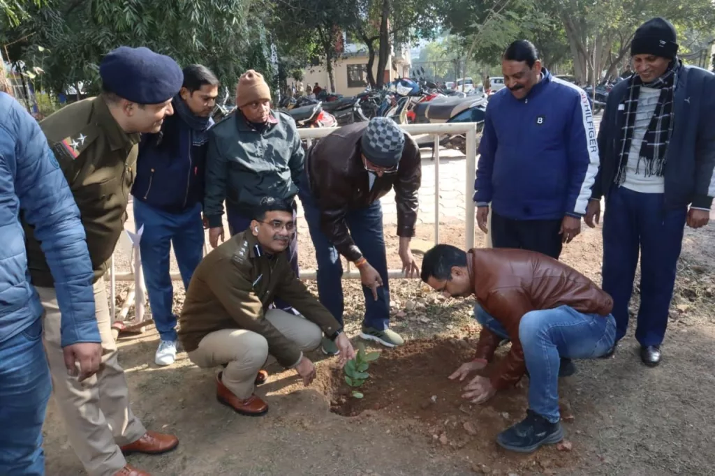ग्वालियर जिले में पुलिस अधिकारियों ने जवानों के साथ मिलकर थानों व कार्यालयों में चलाया सफाई अभियान 4 ग्वालियर जिले में पुलिस अधिकारियों ने जवानों के साथ मिलकर थानों व कार्यालयों में चलाया सफाई अभियान | New India Times