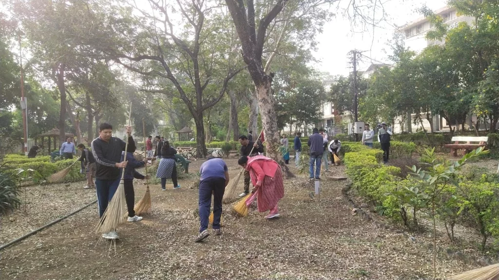 कलेक्टर कार्यालय परिसर में चलाया गया सफाई अभियान 2 कलेक्टर कार्यालय परिसर में चलाया गया सफाई अभियान | New India Times