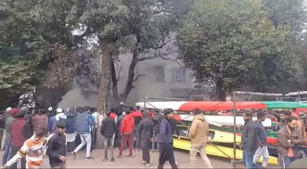 भोपाल के छोटा तालाब स्थित लगभग 10-12 वाटर बोट में लगी भीषण आग 3 भोपाल के छोटा तालाब स्थित लगभग 10-12 वाटर बोट में लगी भीषण आग | New India Times