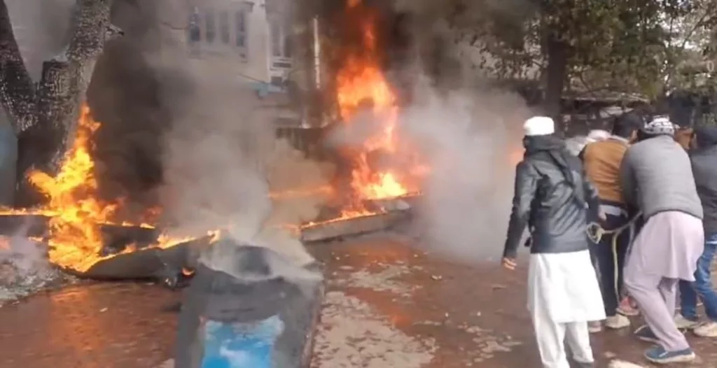 भोपाल के छोटा तालाब स्थित लगभग 10-12 वाटर बोट में लगी भीषण आग 2 भोपाल के छोटा तालाब स्थित लगभग 10-12 वाटर बोट में लगी भीषण आग | New India Times