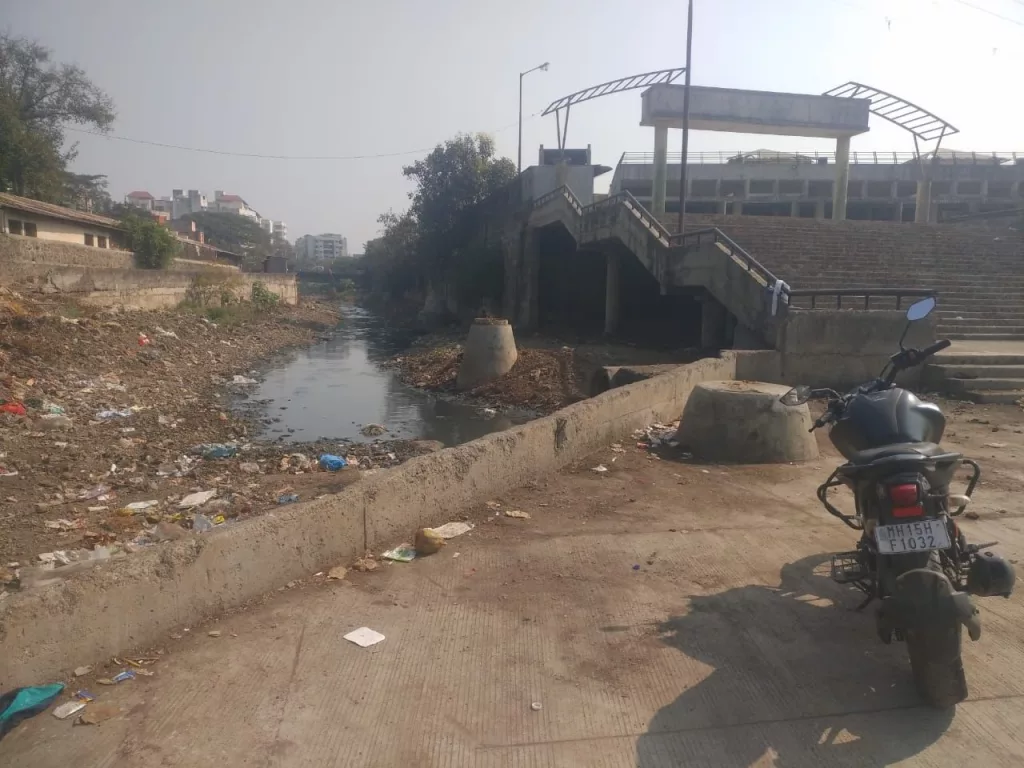 गोदावरी में जल प्रदूषण, पंचवटी घाट पर मिट गई विकास की निशानियां, 2015 के कुंभ में खर्च किया गया था 800 करोड़ रुपये, जर्जर हो गए हैं ब्रिज 3 गोदावरी में जल प्रदूषण, पंचवटी घाट पर मिट गई विकास की निशानियां, 2015 के कुंभ में खर्च किया गया था 800 करोड़ रुपये, जर्जर हो गए हैं ब्रिज | New India Times