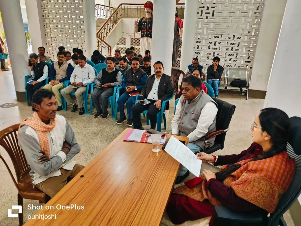 जनसुनवाई में प्राप्त आवेदनों के तत्काल निराकरण के कलेक्टर ने दिए निर्देश | New India Times