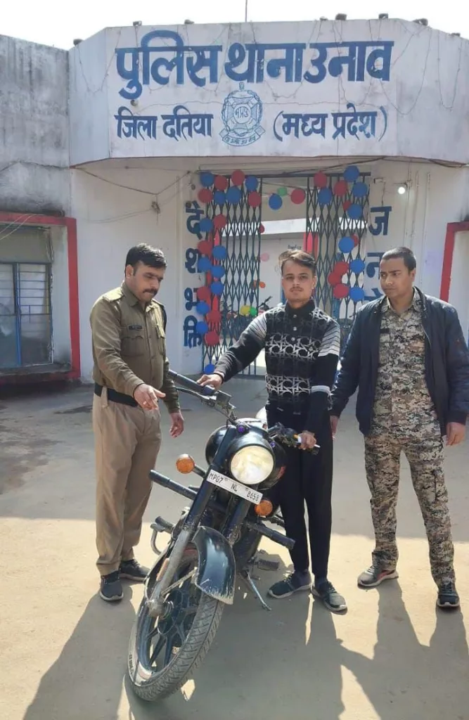 उनाव थाना पुलिस ने बुलेट से पटाखे जैसी आवाज़ निकालने पर काटा 4,500 रुपये का चालान, फाइन देख उड़े होश, साइलेंसर भी निकलवाया | New India Times