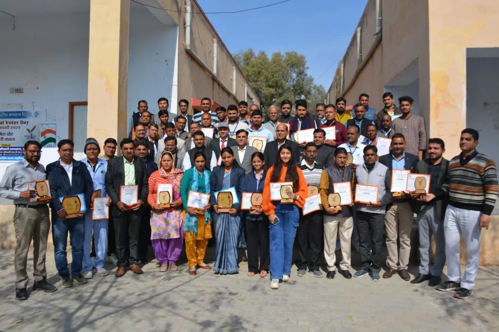 राष्ट्रीय मतदाता दिवस पर उत्कृष्ट कार्य करने वालों का किया गया सम्मान | New India Times